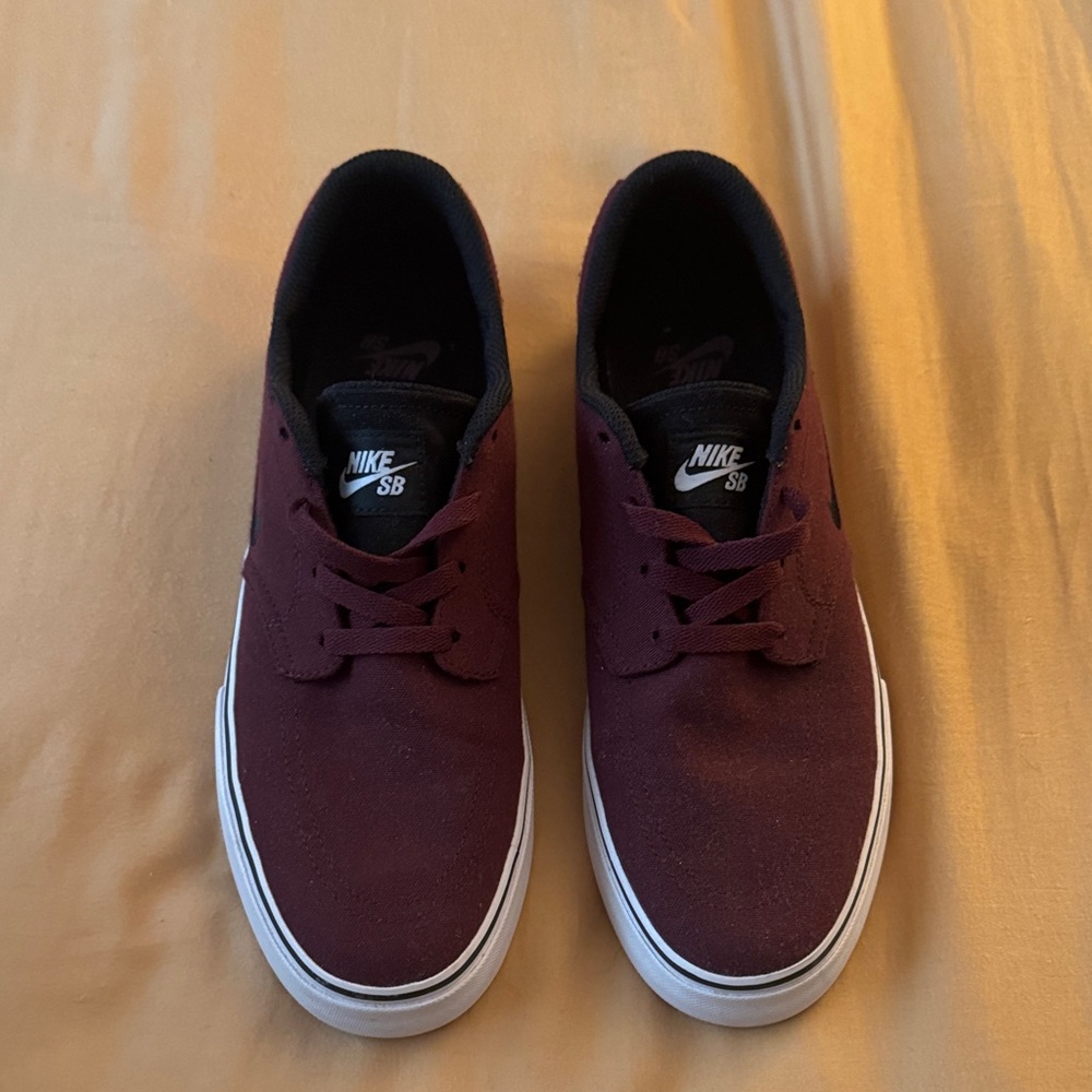 Nike SB Men's Maroon Sneakers
